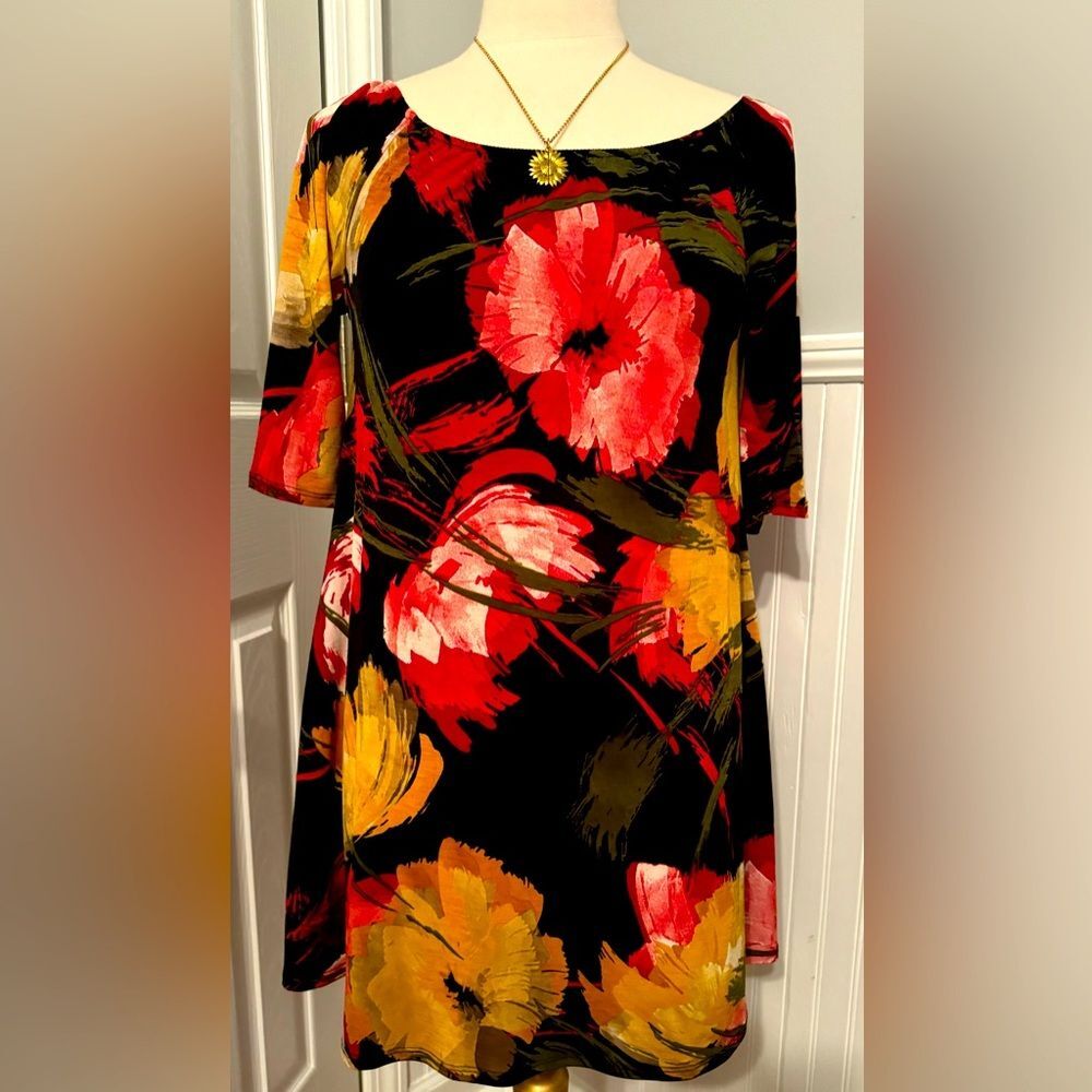 Super soft, comfy, & stretchy Emetla Boutique floral dress with pockets!